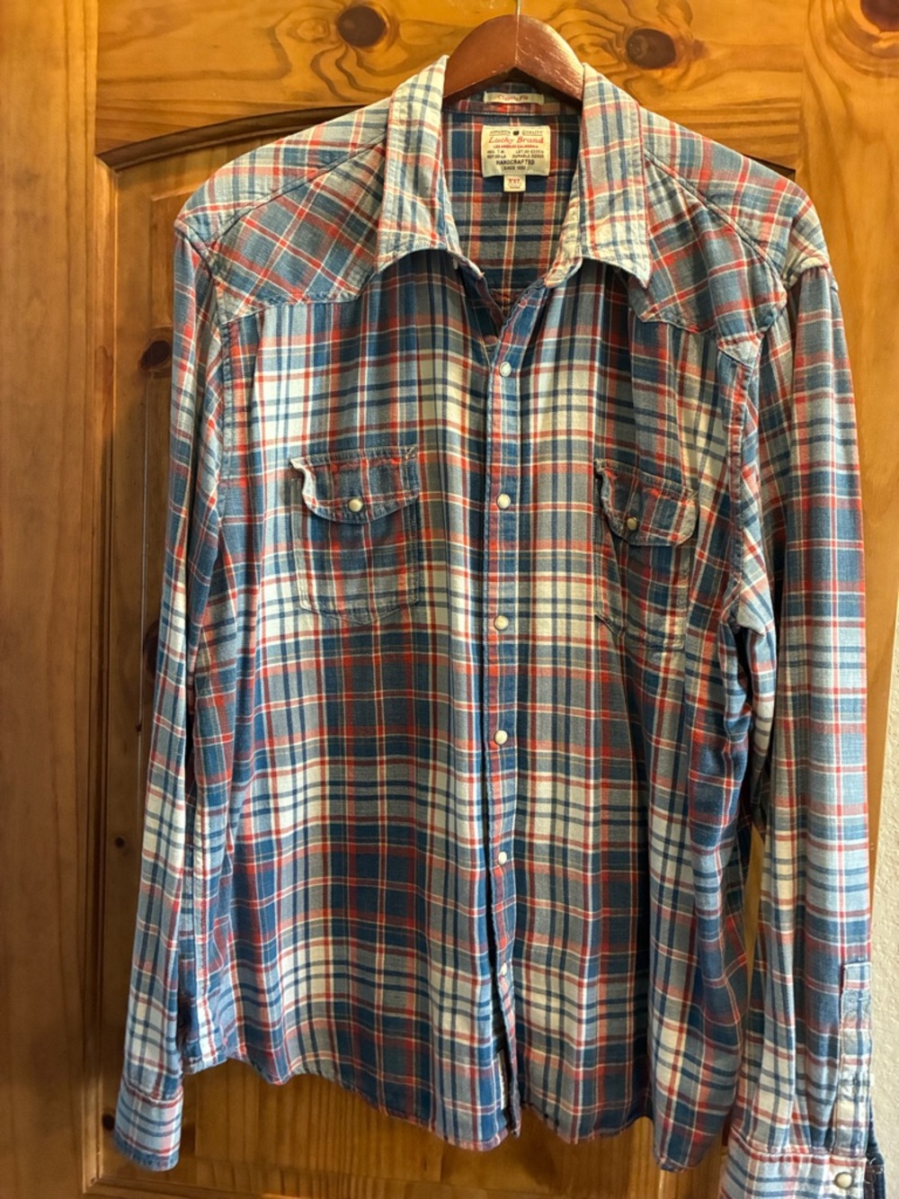 Lucky brand flannel, pearl snap front men’s button-down shirt. Great condition.
